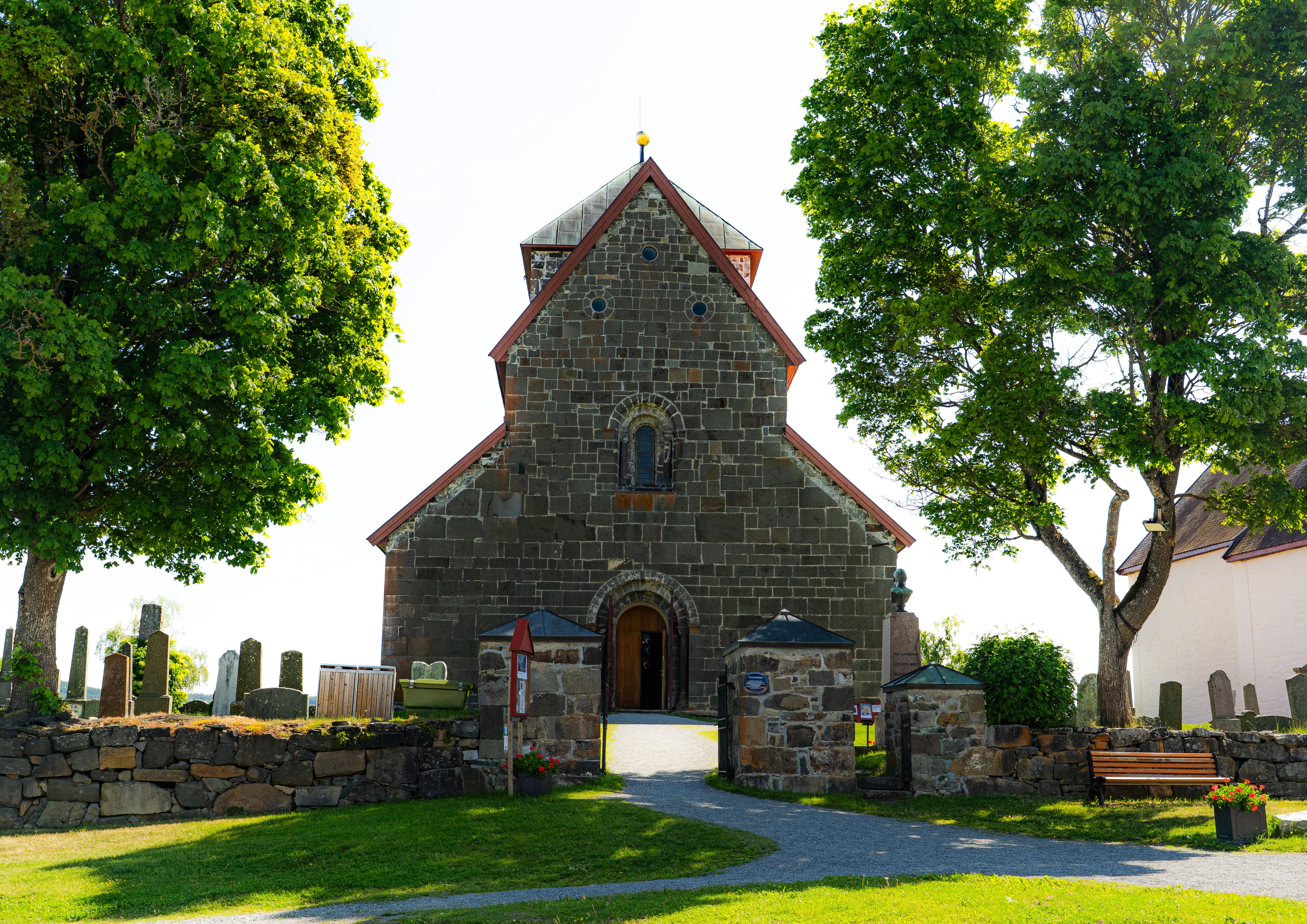 Søsterkirkene på Granavollen på Hadeland. 
Nikolaikirken.