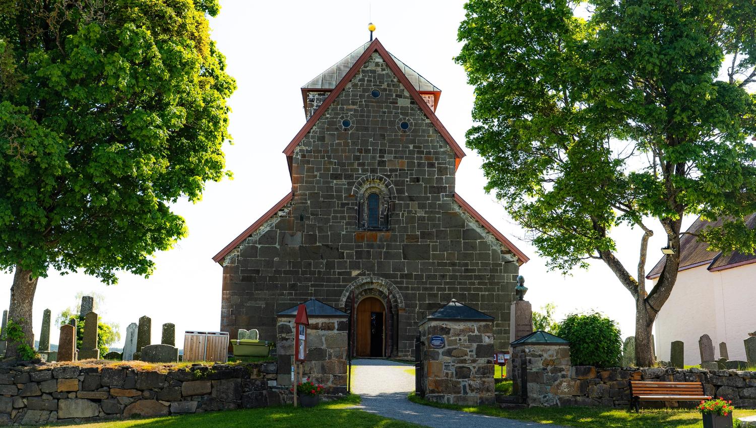 Søsterkirkene på Granavollen på Hadeland.
Nikolaikirken.