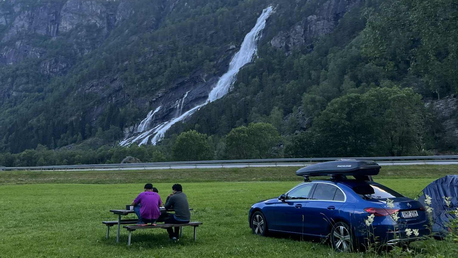 Gjester nyt utsikta frå Hildal Camping mot fossen og fjella i Oddadalen.