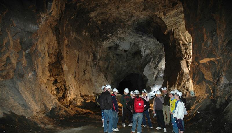 Gruveomvising på Kraftmuseet, der besøkande får oppleve ein historisk tunnel med guide.