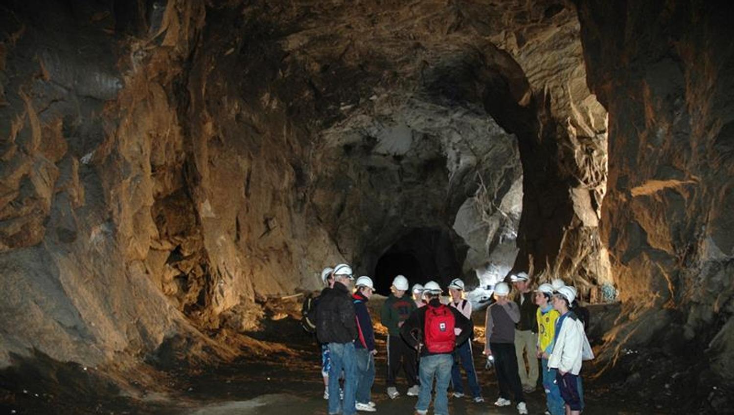 Gruveomvising på Kraftmuseet, der besøkande får oppleve ein historisk tunnel med guide.
