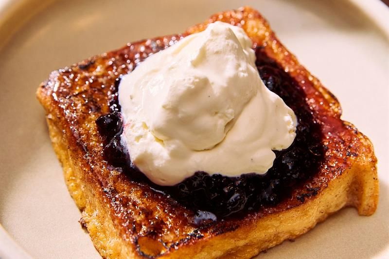 Retten består av stekt brød toppet med krem og bær. Serveres som en del av frokost- eller desserttilbudet.