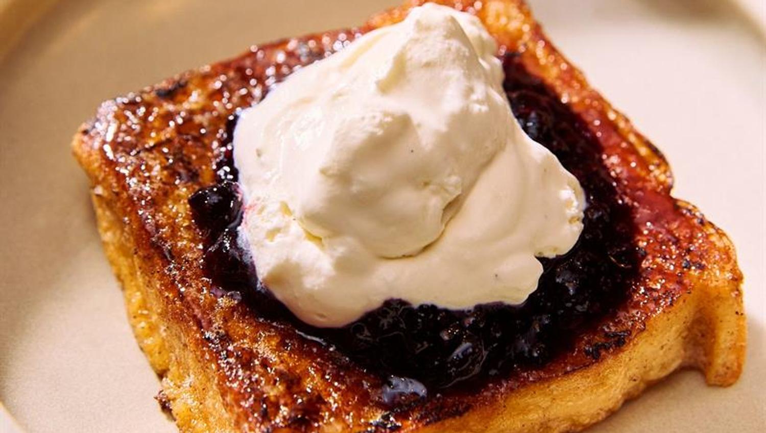 Retten består av stekt brød toppet med krem og bær. Serveres som en del av frokost- eller desserttilbudet.