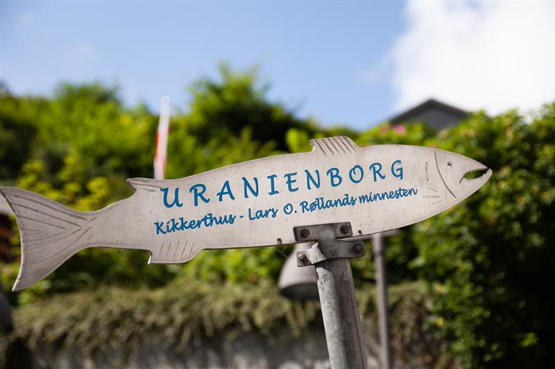 Skilt formet en laks med blå skirft "Uranienborg"