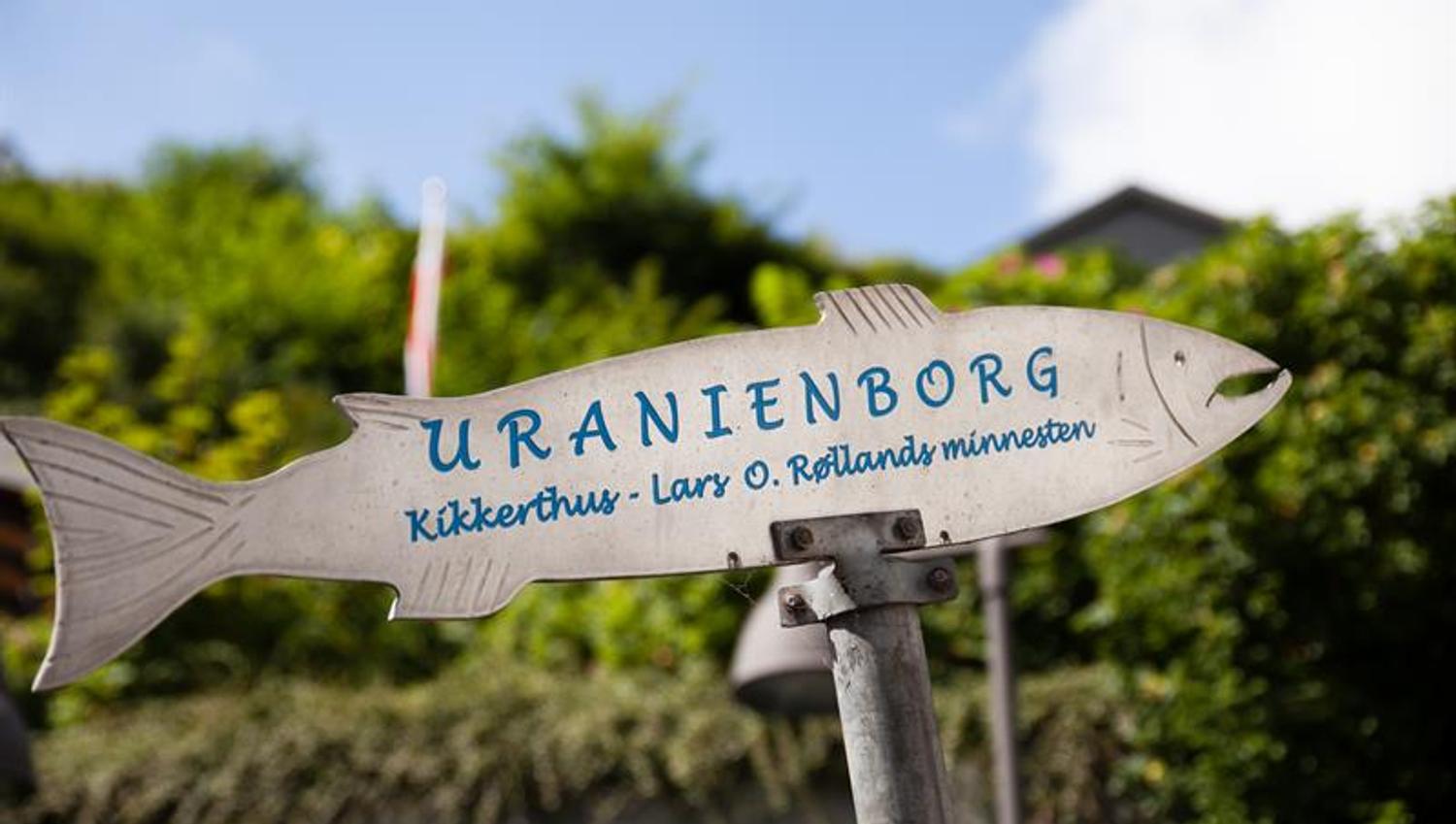 Skilt formet en laks med blå skirft "Uranienborg"