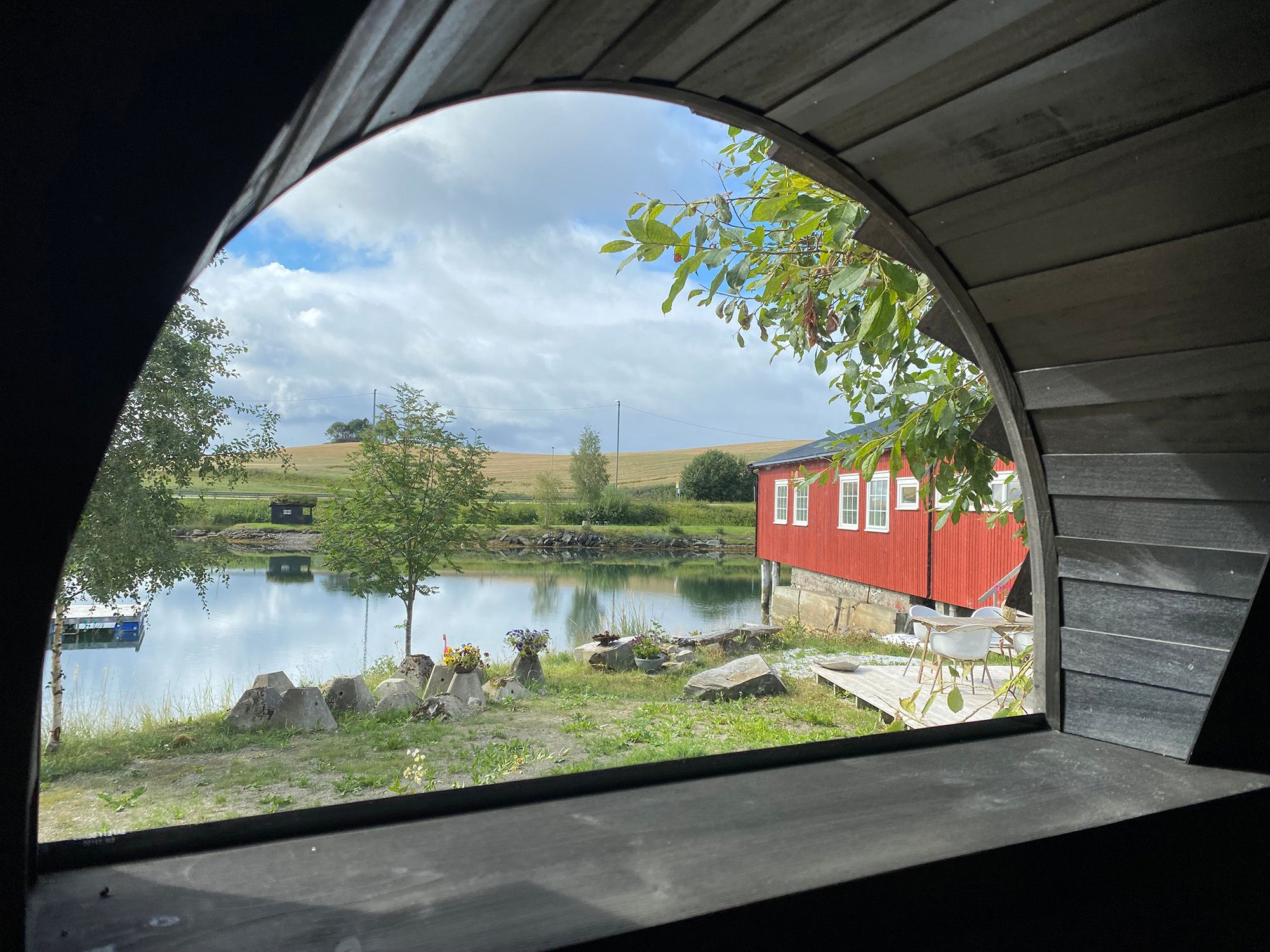Utsikten fra Saga Sauna mot hotellet.
Vakker beliggenhet helt ved Borgenfjorden.