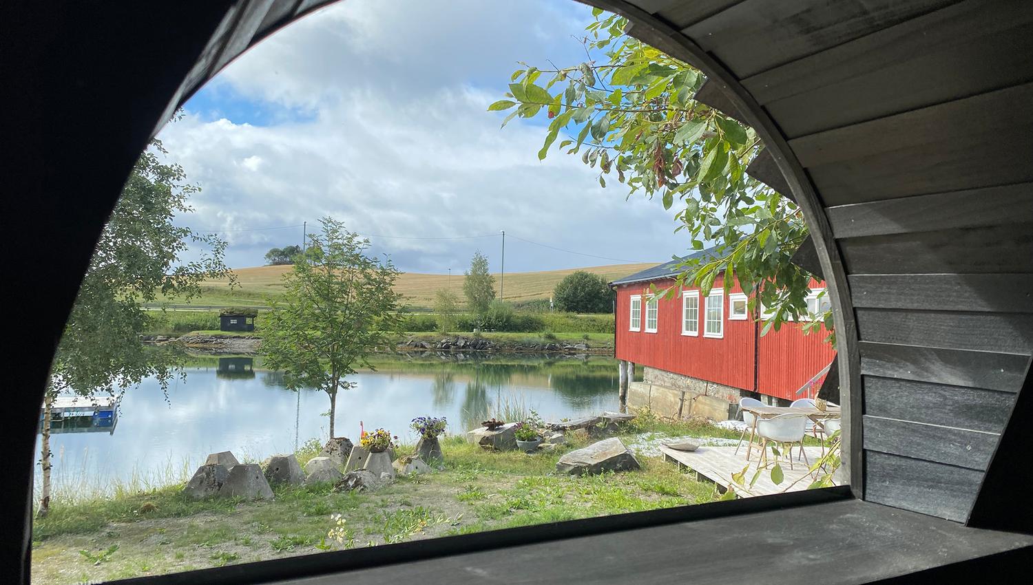 Utsikten fra Saga Sauna mot hotellet.
Vakker beliggenhet helt ved Borgenfjorden.