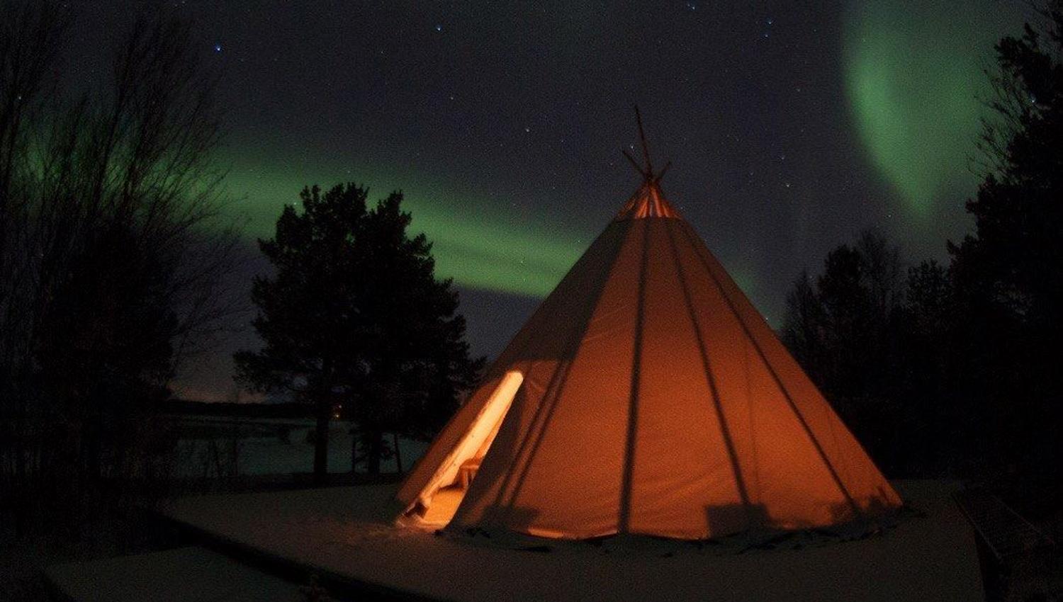 Lavvoen under nordlyset