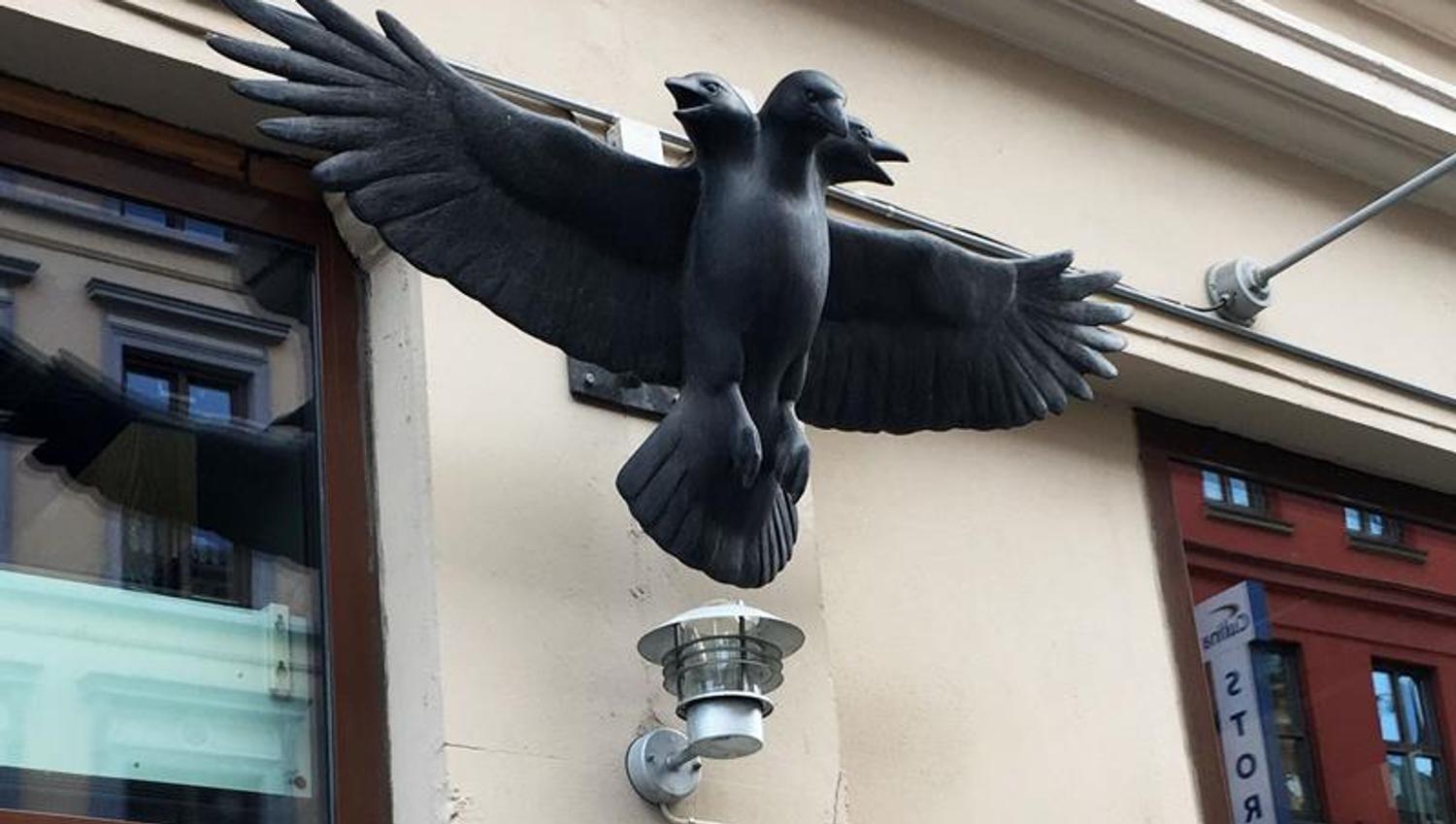 Crow bar & Bryggeri: Kråkestatue over inngangen
