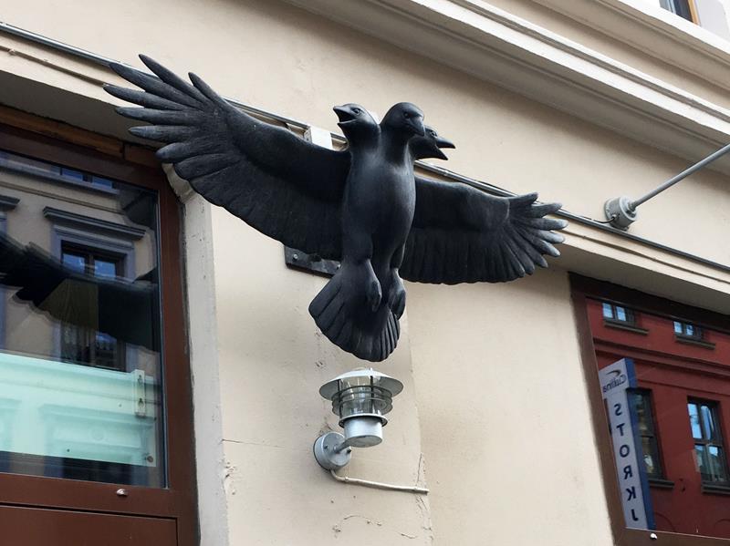 Crow bar and brewery: Crow statue over the entrance