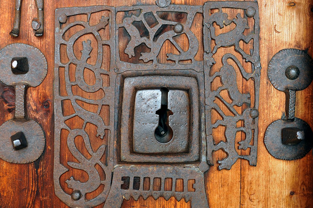 Spesiell lås på dør Hedalen stavkirke