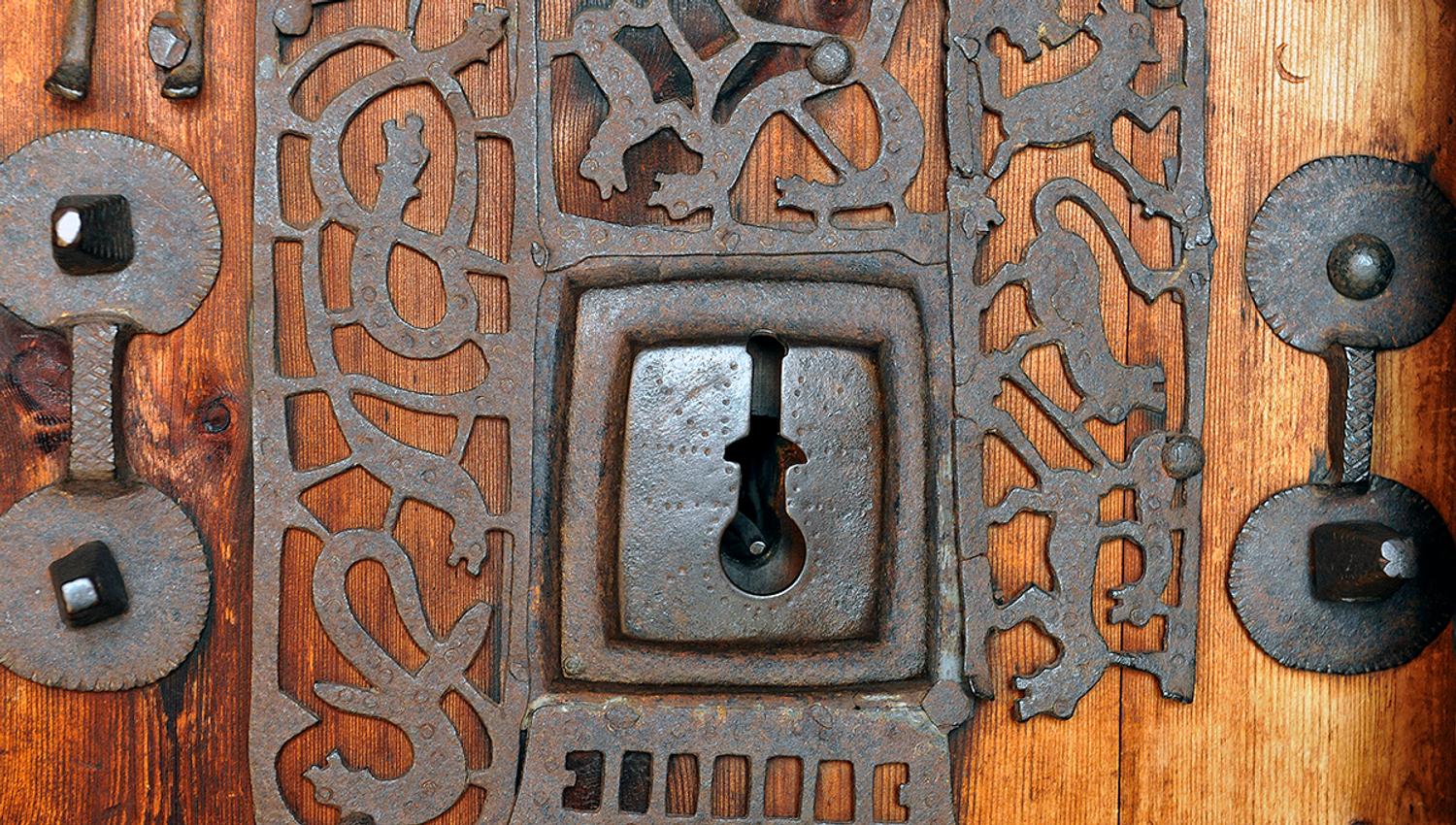 Spesiell lås på dør Hedalen stavkirke