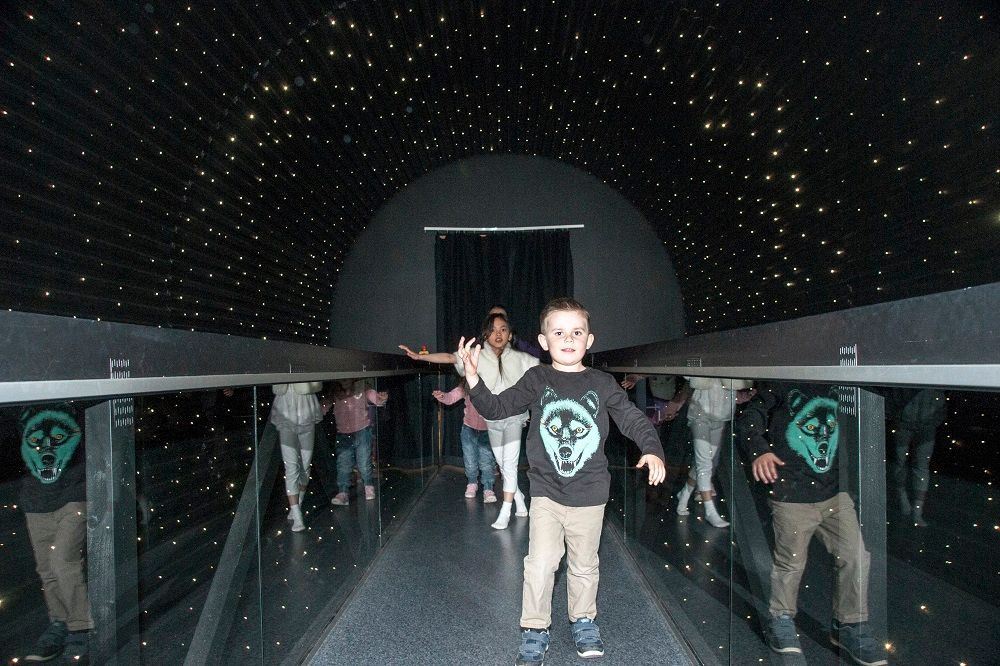 Gutt som leker på DuVerden i Porsgrunn