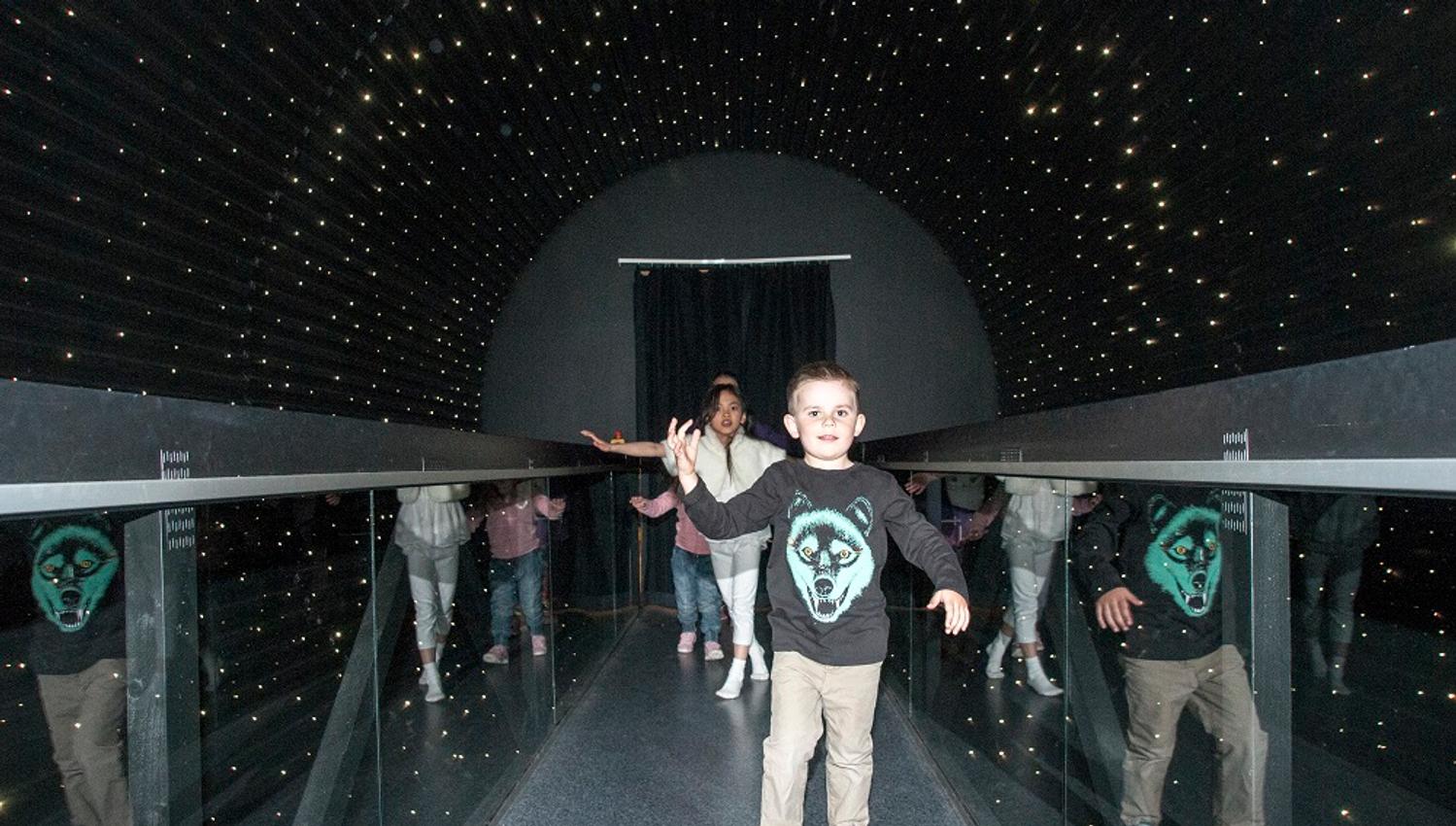 Gutt som leker på DuVerden i Porsgrunn