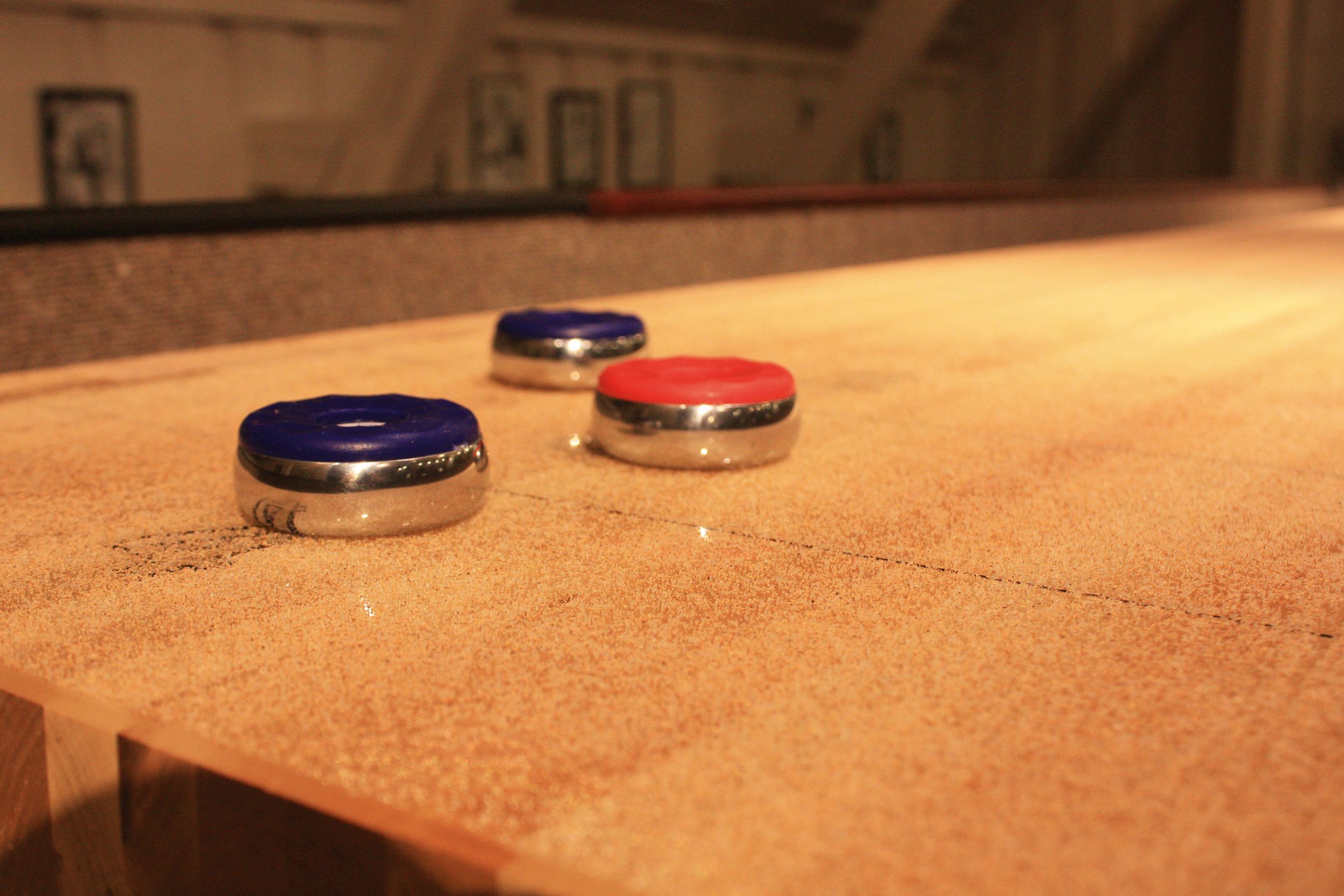 På Amadeus Sportscafe, 2 etasje hos El Paso Western Saloon kan du spille shuffelboard