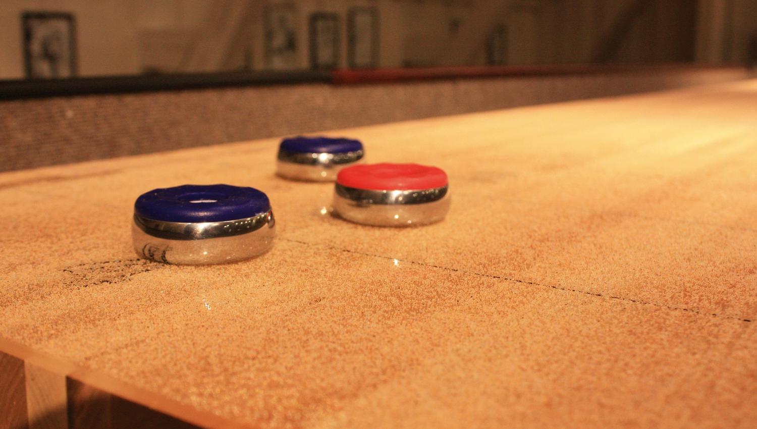 På Amadeus Sportscafe, 2 etasje hos El Paso Western Saloon kan du spille shuffelboard