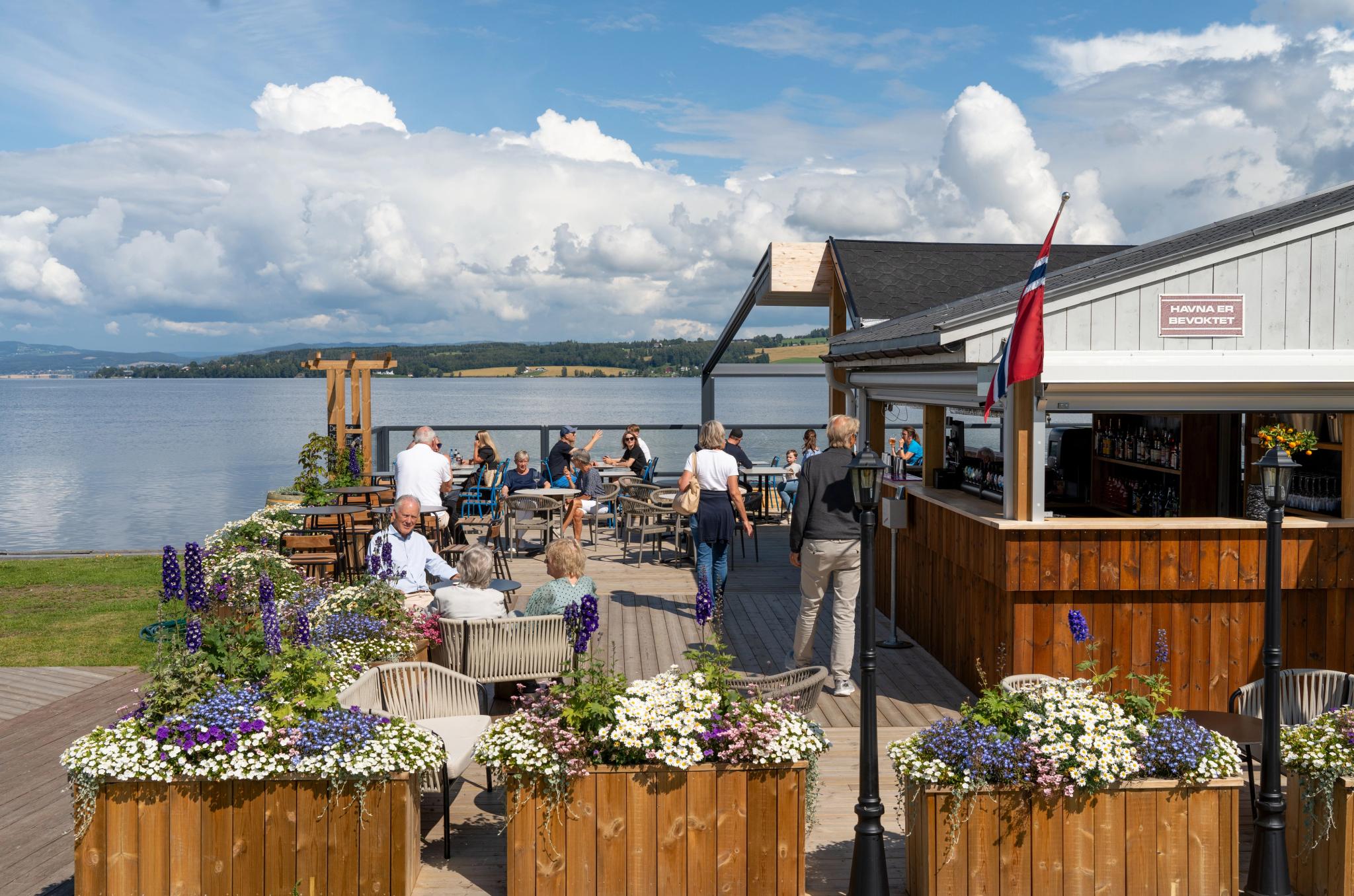 Brygga Gjøvik. Uterestaurant ved Skibladnerbrygga