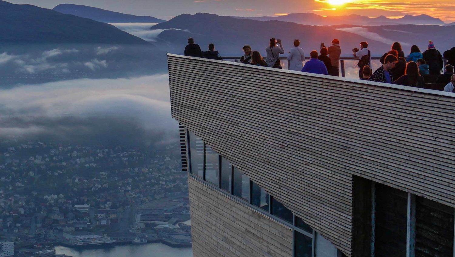 Midnattssol over Tromsø sett fra Fjellheisen