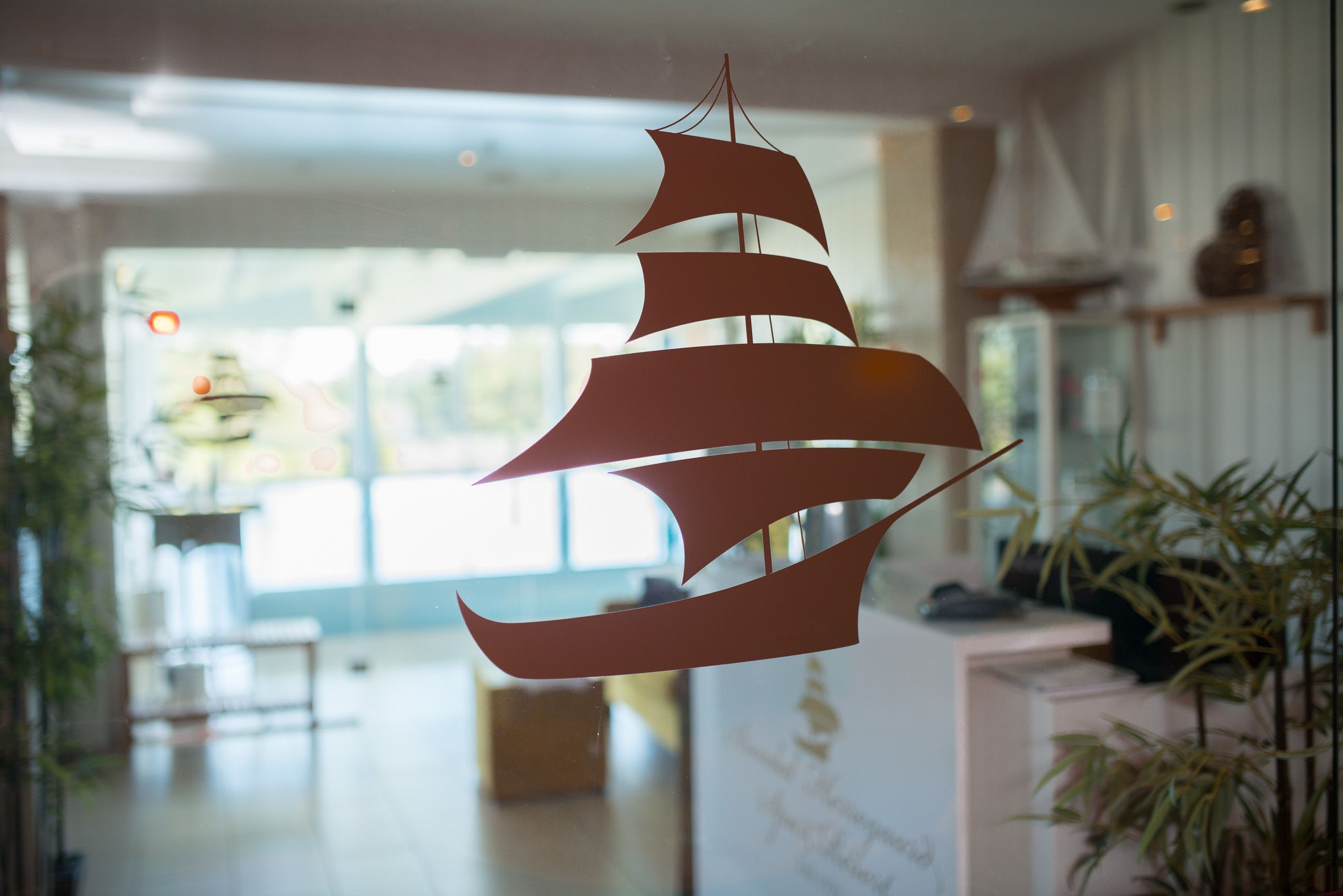 seilskuteklistremerke i et vindu på hotellet