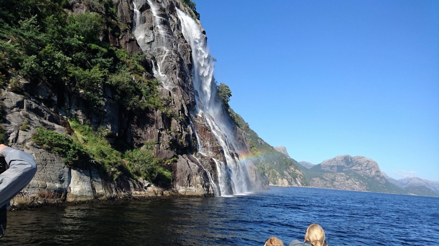 Foss sett fra fjorden