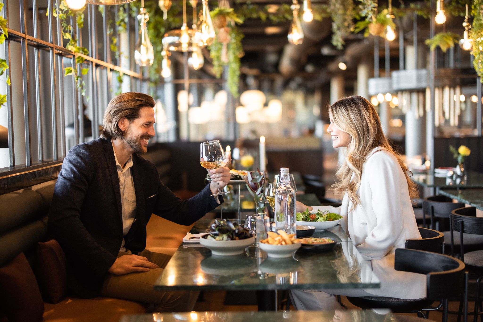 Young couple eating lunch in a resaurant 