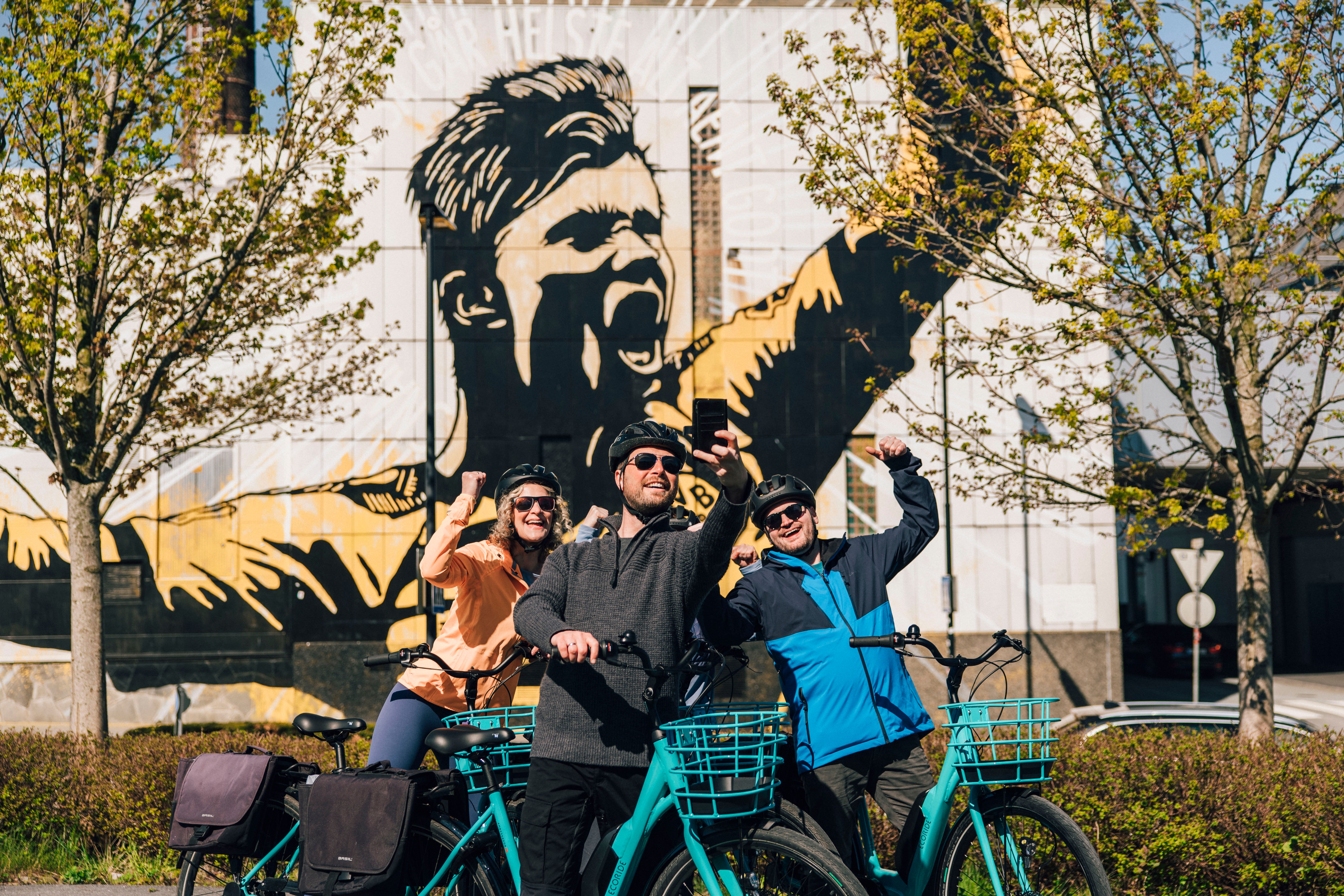 Selfie foran Haaland-maleriet