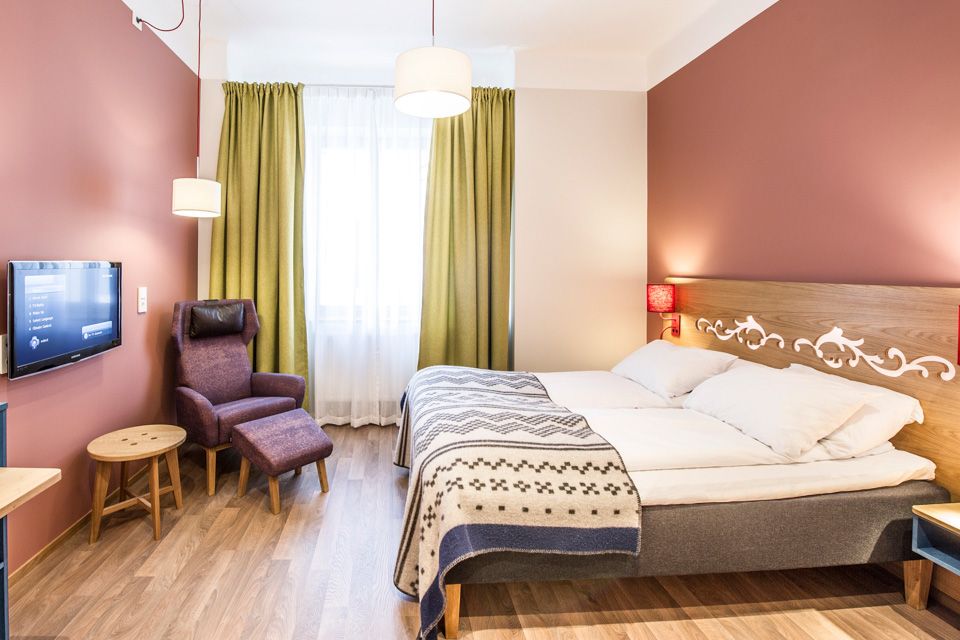 Guest room with green curtains and red walls. Hotell Bondeheimen, Oslo. Photo