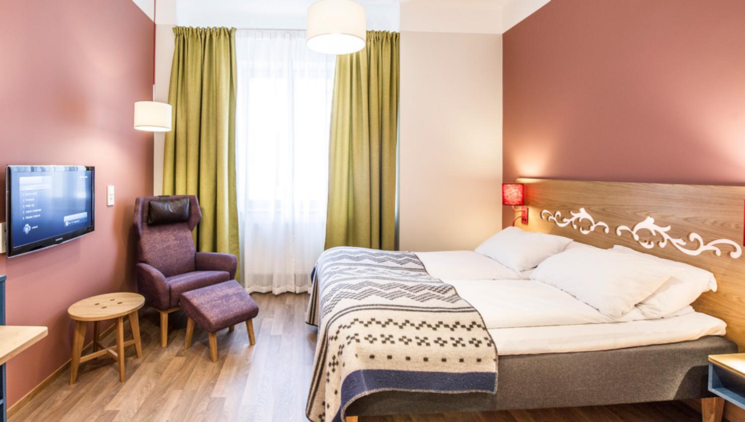 Guest room with green curtains and red walls. Hotell Bondeheimen, Oslo. Photo