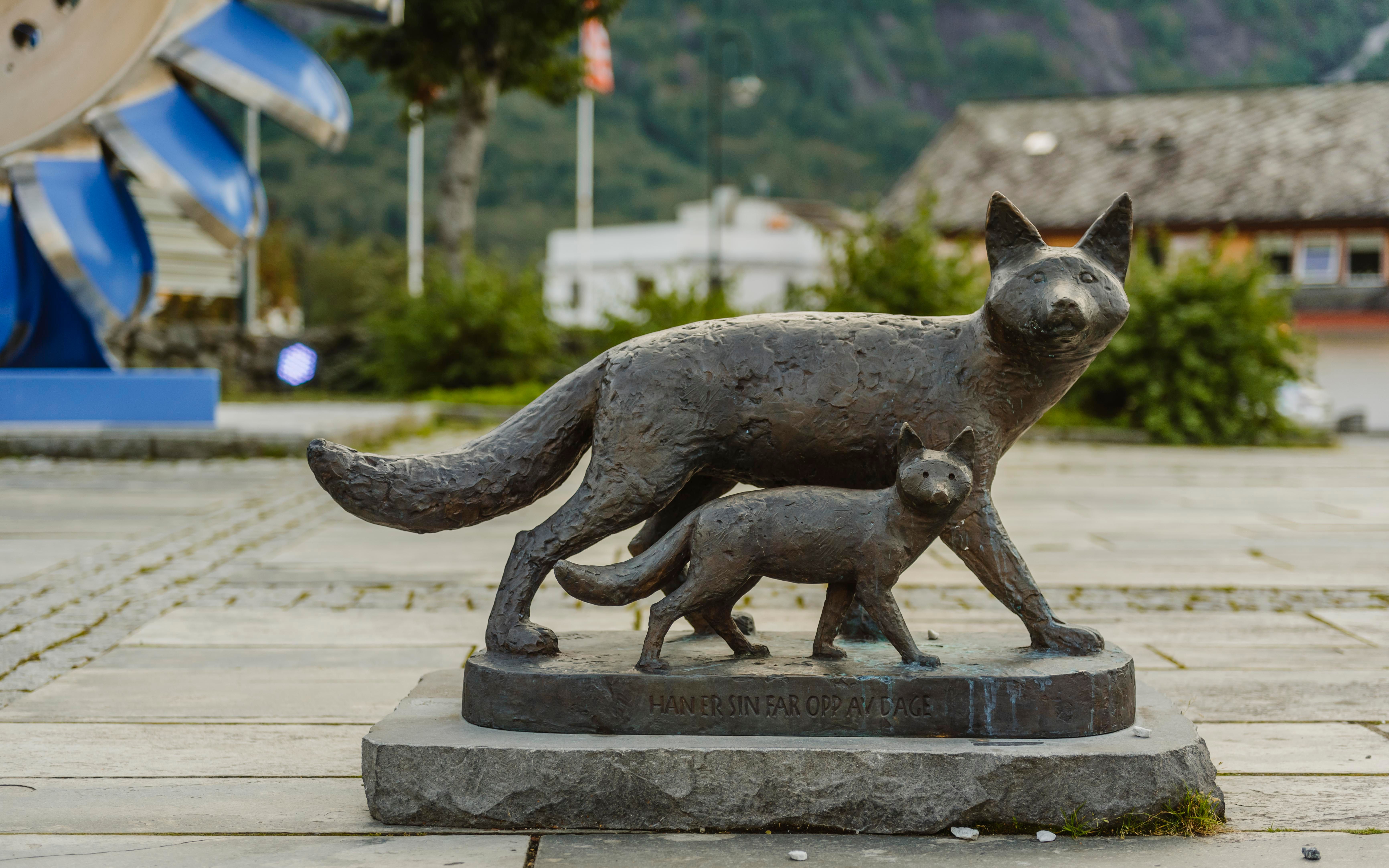 A sculpture of two foxes, a mother and a cub.