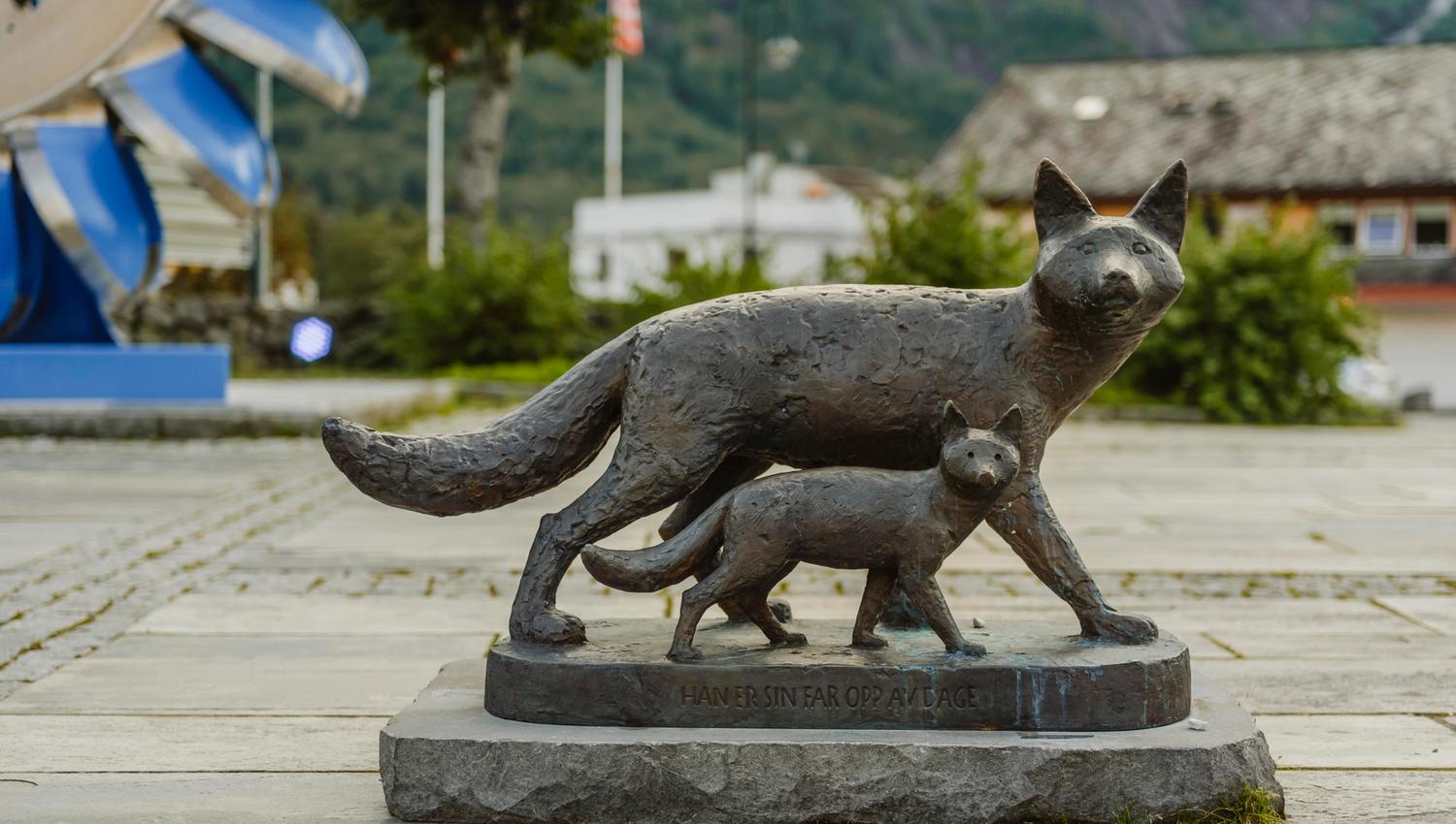 A sculpture of two foxes, a mother and a cub.