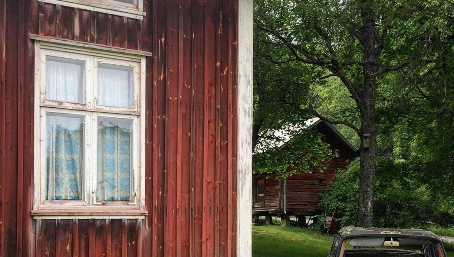 Rusten bil og gammelt hus