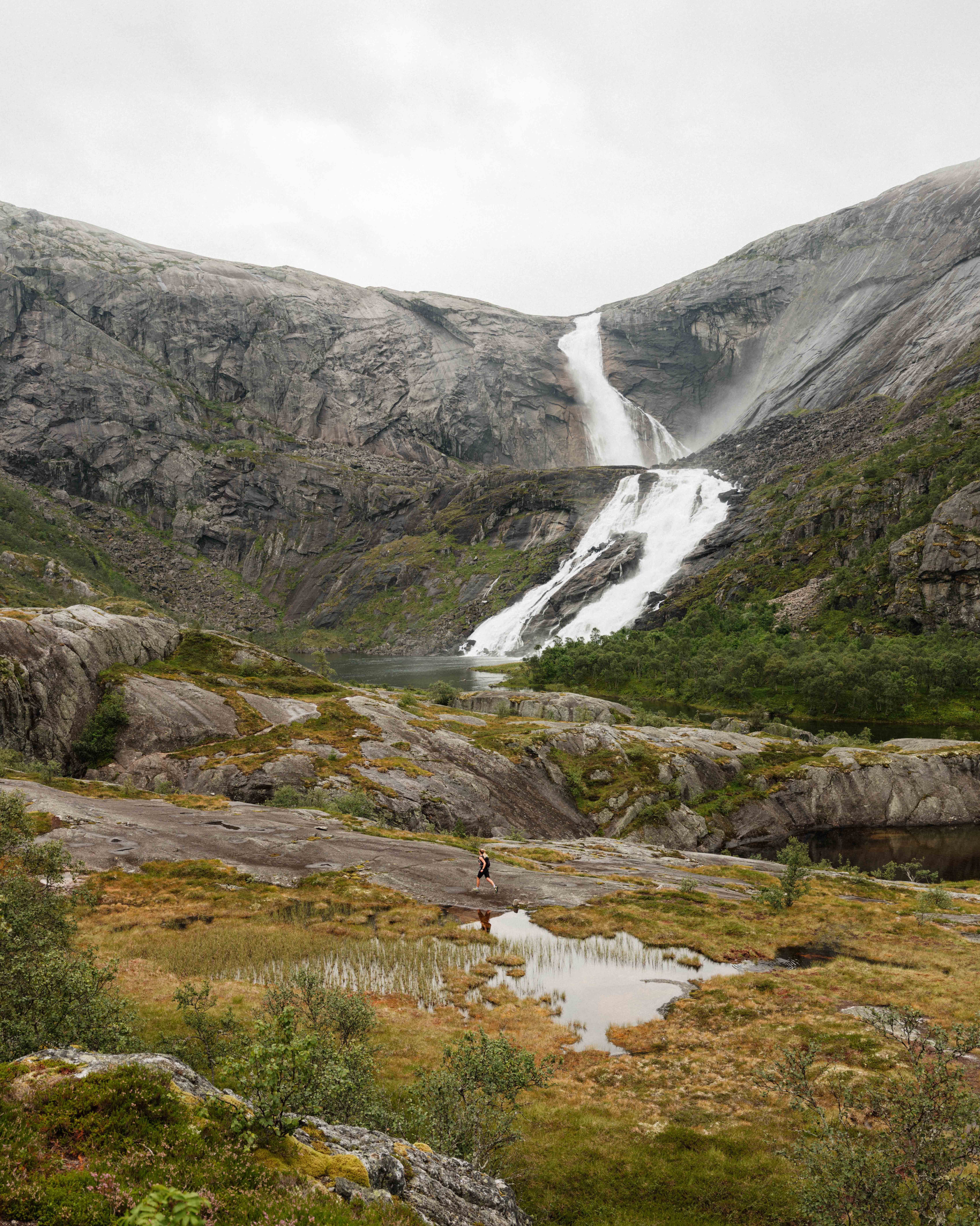 Vandraren nærmar seg Nyastølsfossen – eit mektig skue i enden av Husedalen.