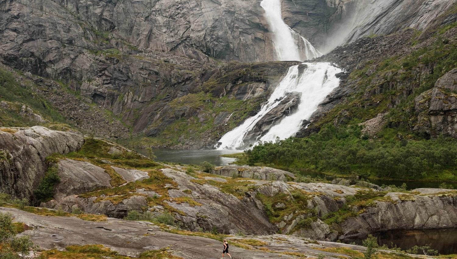 Vandraren nærmar seg Nyastølsfossen – eit mektig skue i enden av Husedalen.