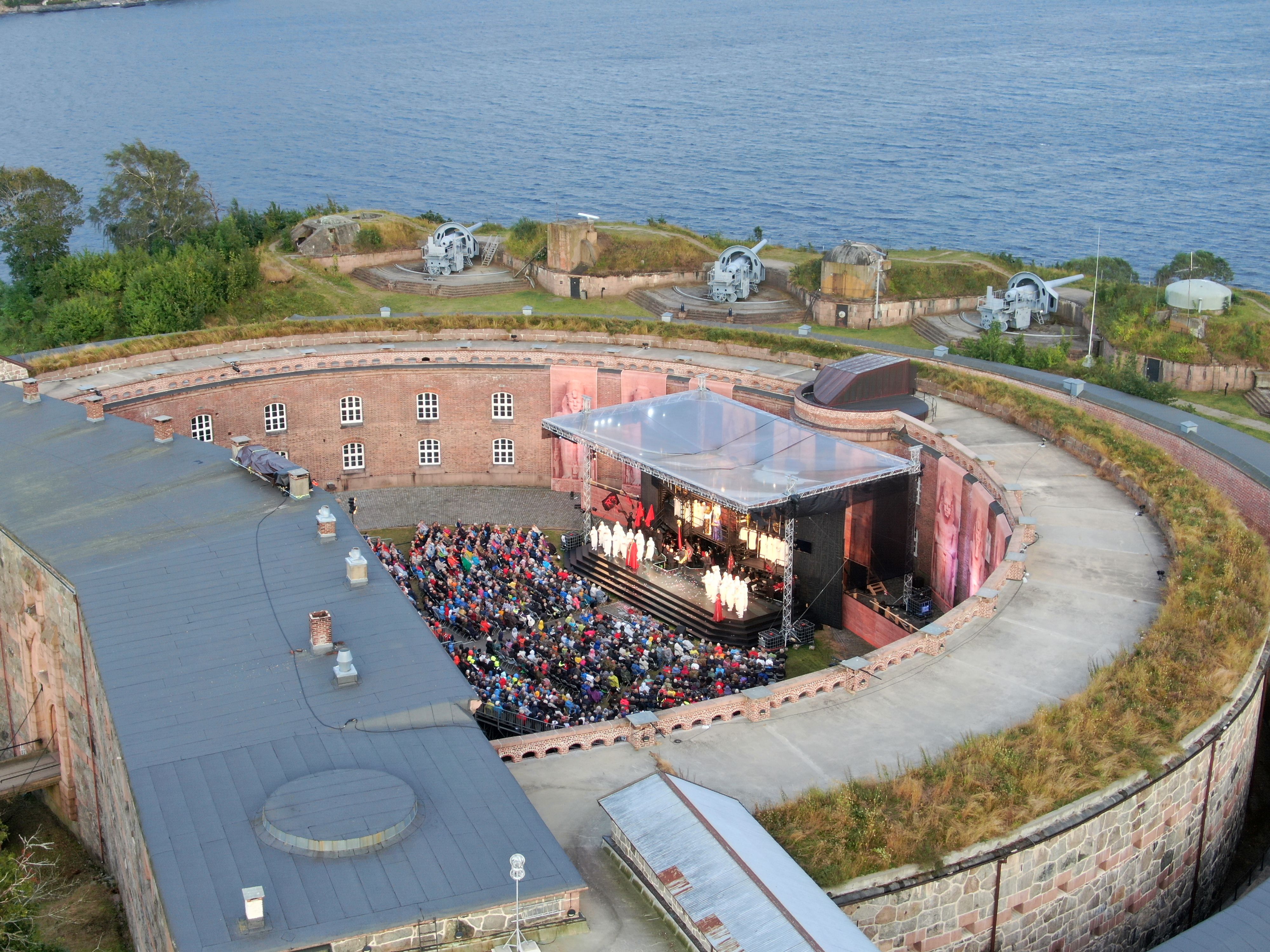Oscarsborgoperaen med festningen og Oslofjorden i bakgrunnen