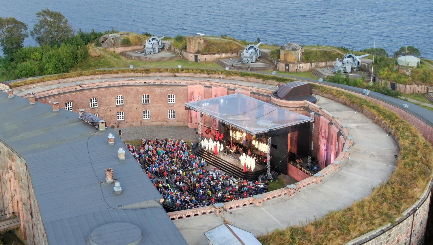 Oscarsborgoperaen med festningen og Oslofjorden i bakgrunnen