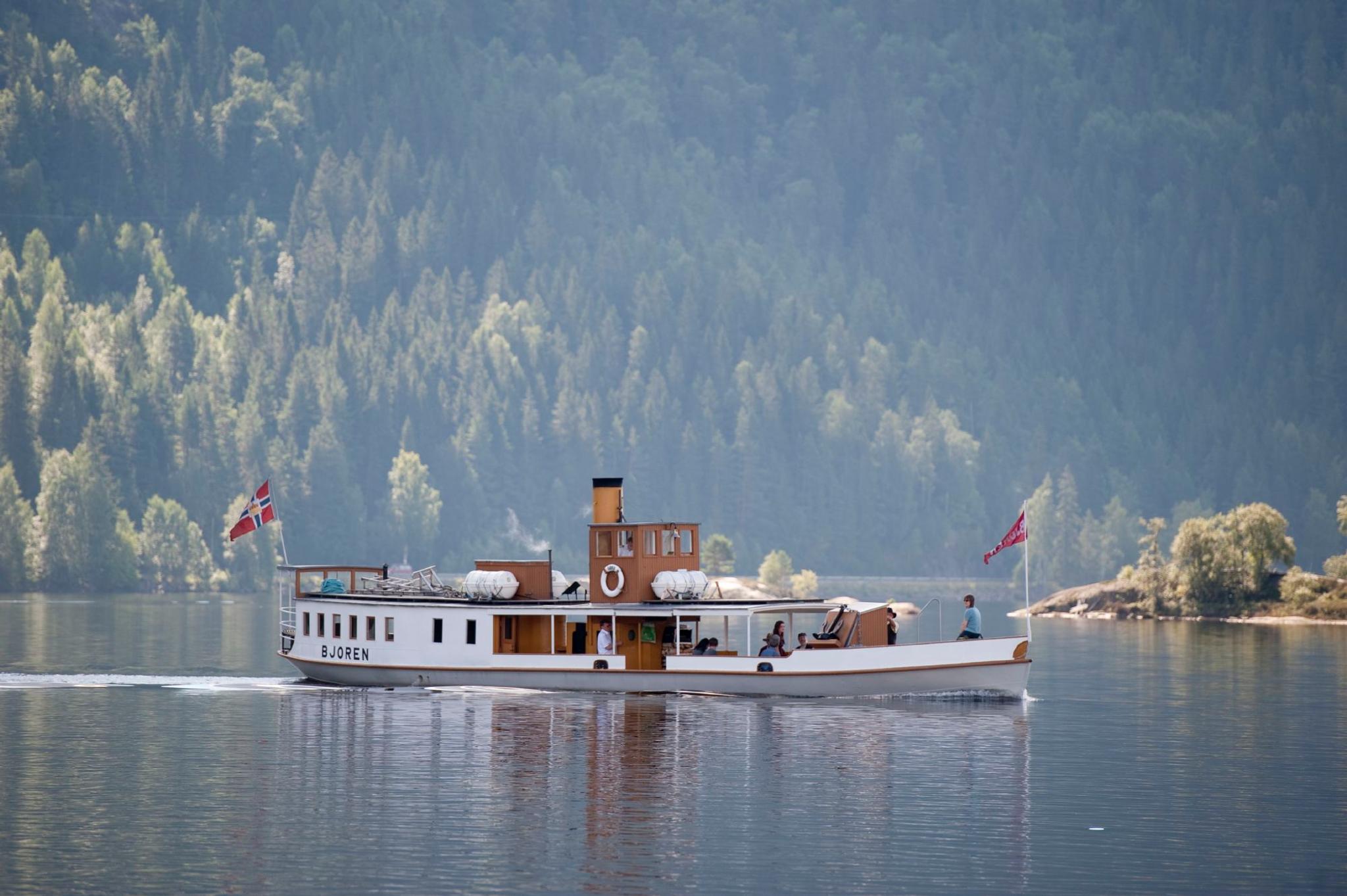 Hvit damp bår på vatnet Byglandsfjorden i Setesdal