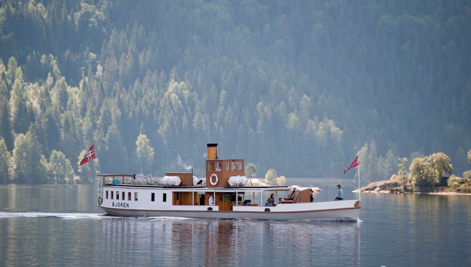 Hvit damp bår på vatnet Byglandsfjorden i Setesdal