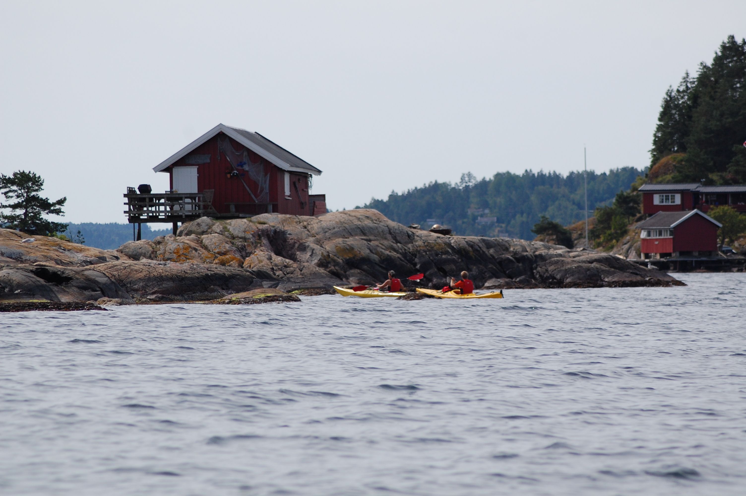 To kajakker på vei til Sauholmen i Son