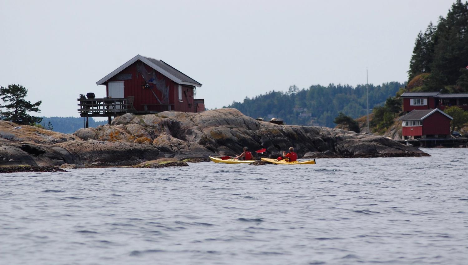 To kajakker på vei til Sauholmen i Son