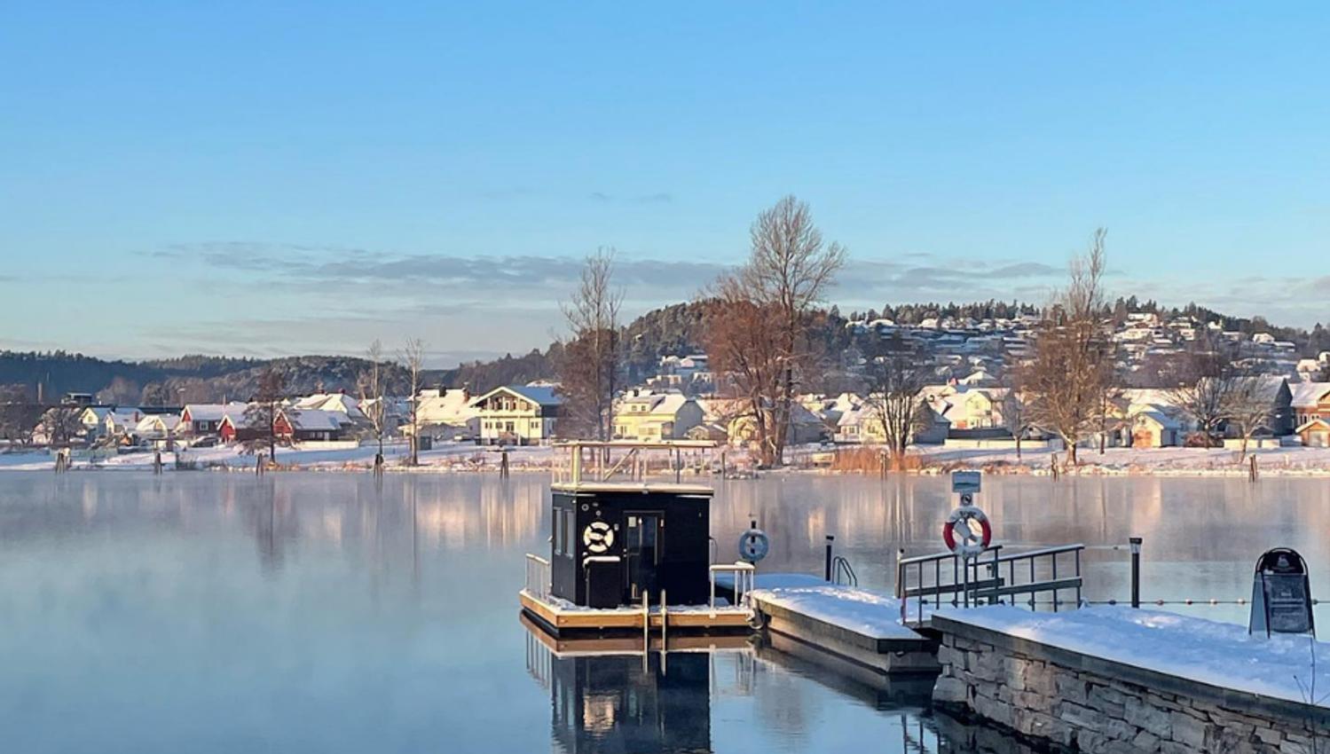saunabåten Frank i Skien om vinteren
