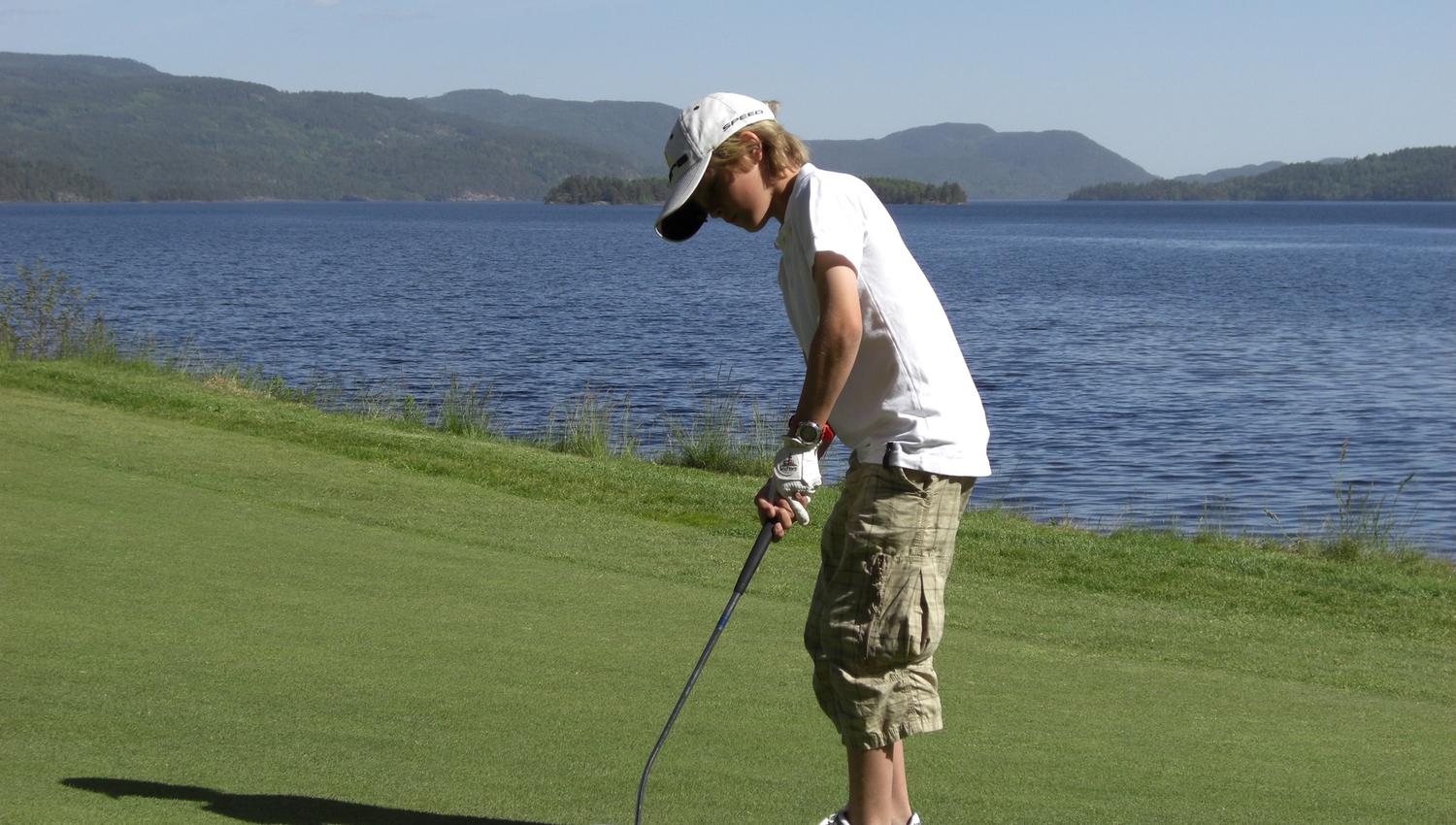 Ung golfspiller
