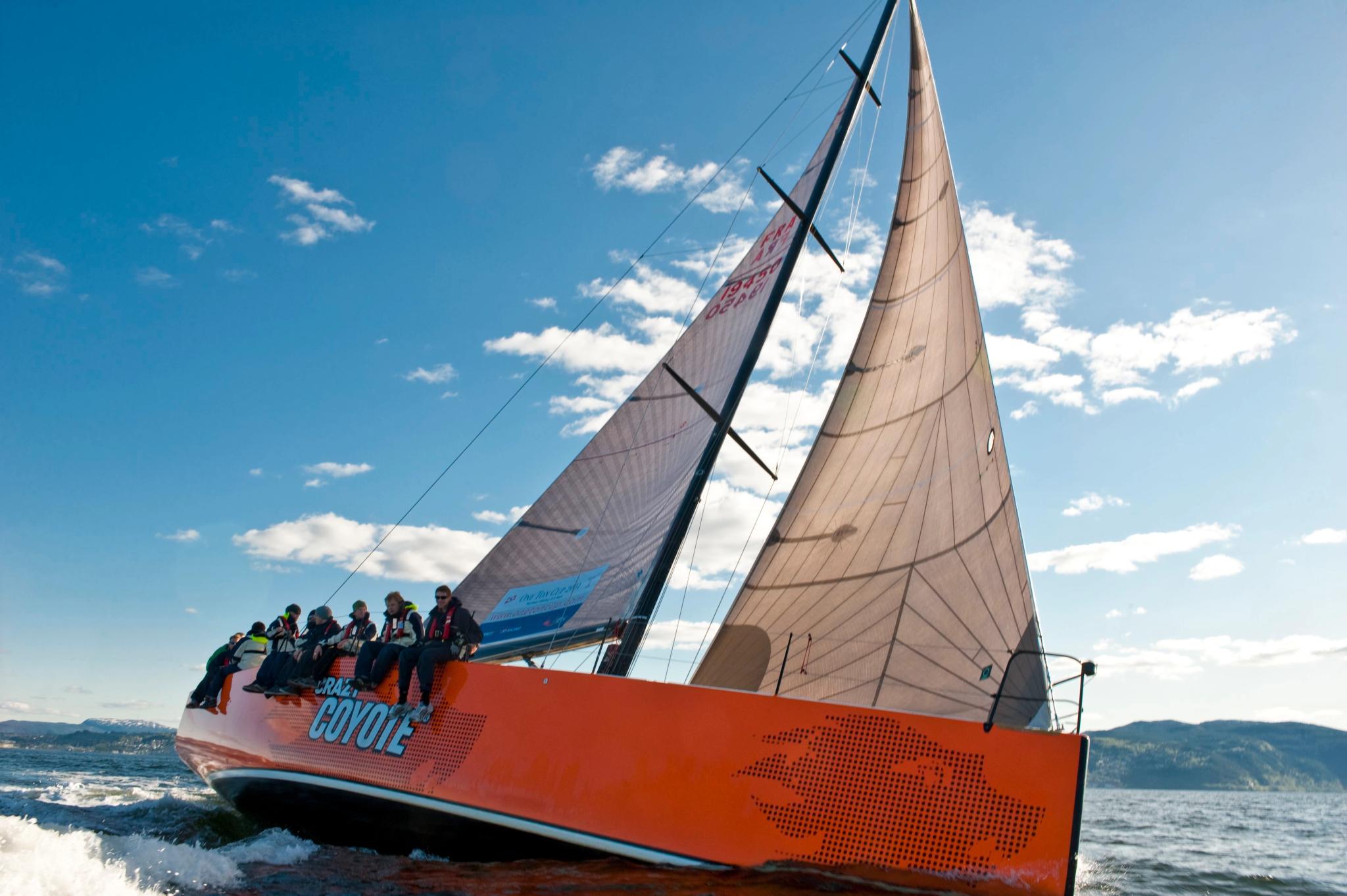 Seilbåt på Trondheimsfjorden med passasjerer