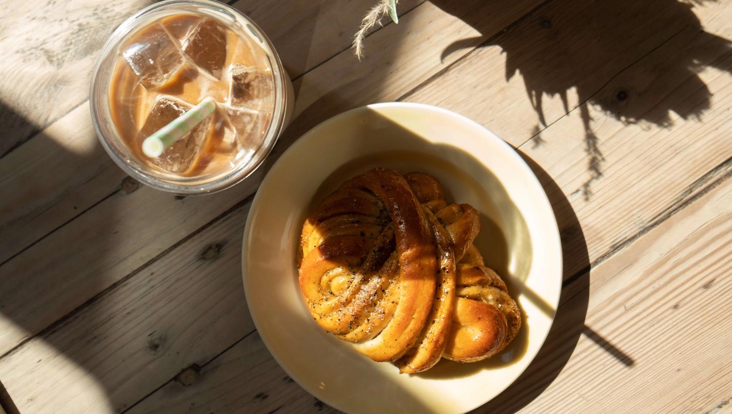 A coffe and a bun