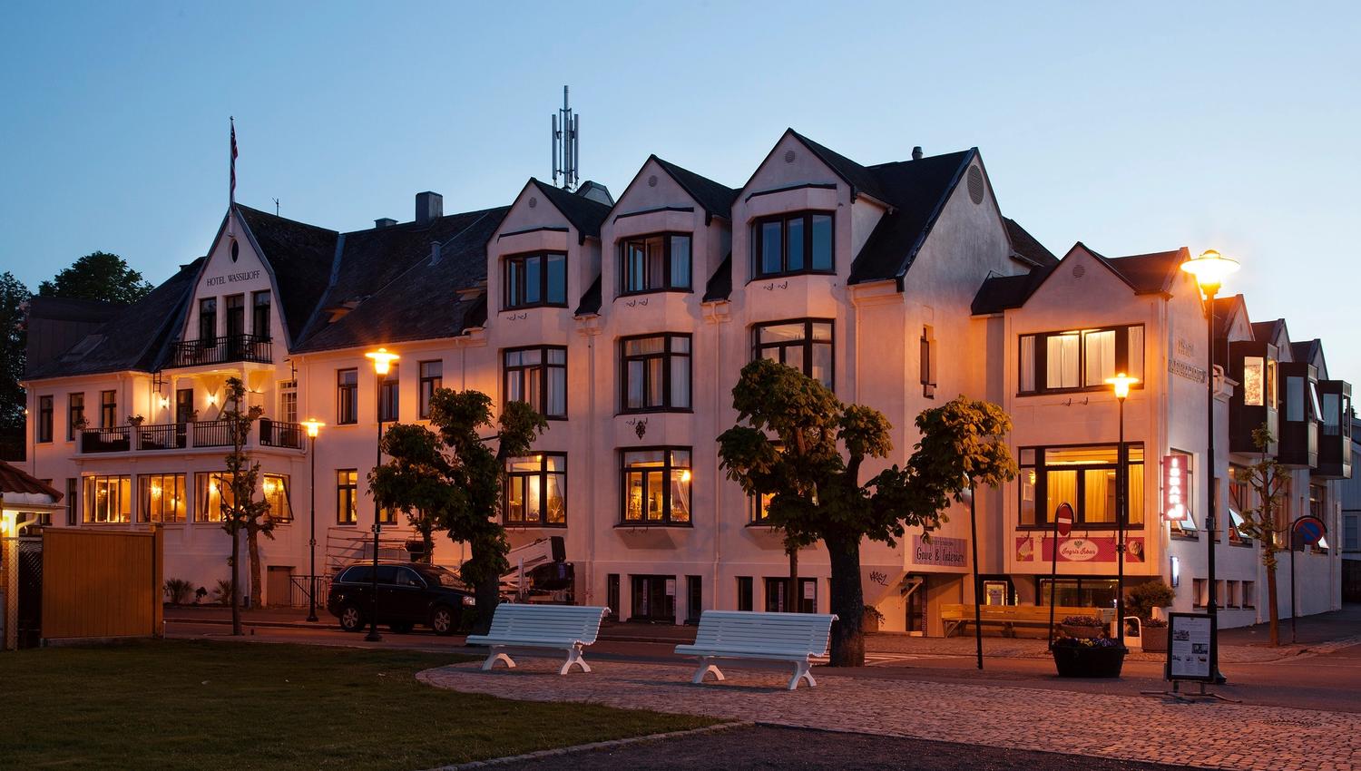 Utsiden av Hotel Wassilioff på kveldstid.