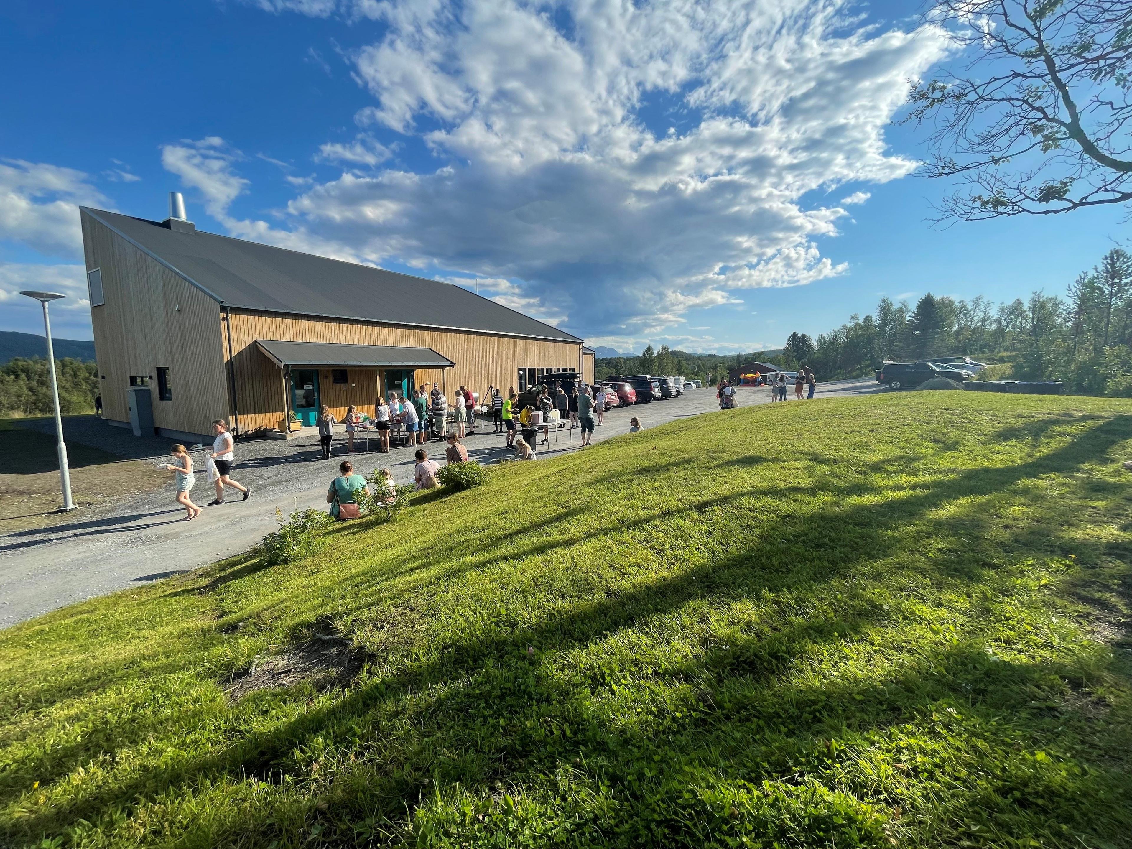samling av mennesker, foran skoghus moderne lokale