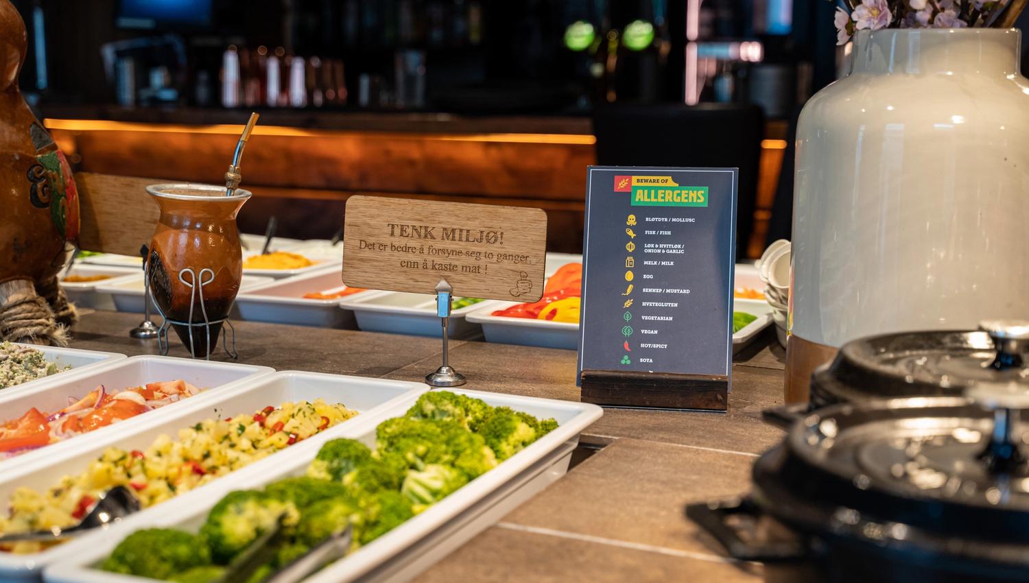 Sauser og salater plukker du i buffeten på Brasilia.
