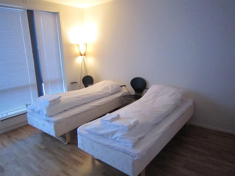 Lyst dobbeltrom på Hordatun Hotel, utstyrt med komfortable senger og moderne innreiing, perfekt for kvile etter aktivitetar i området.