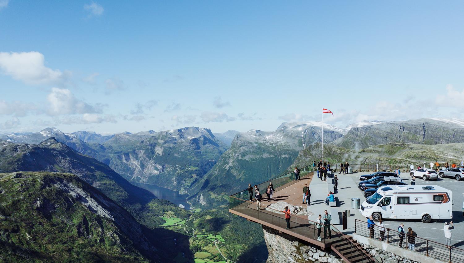 Geiranger Skywalk med utsikt over Geirangerfjorden.