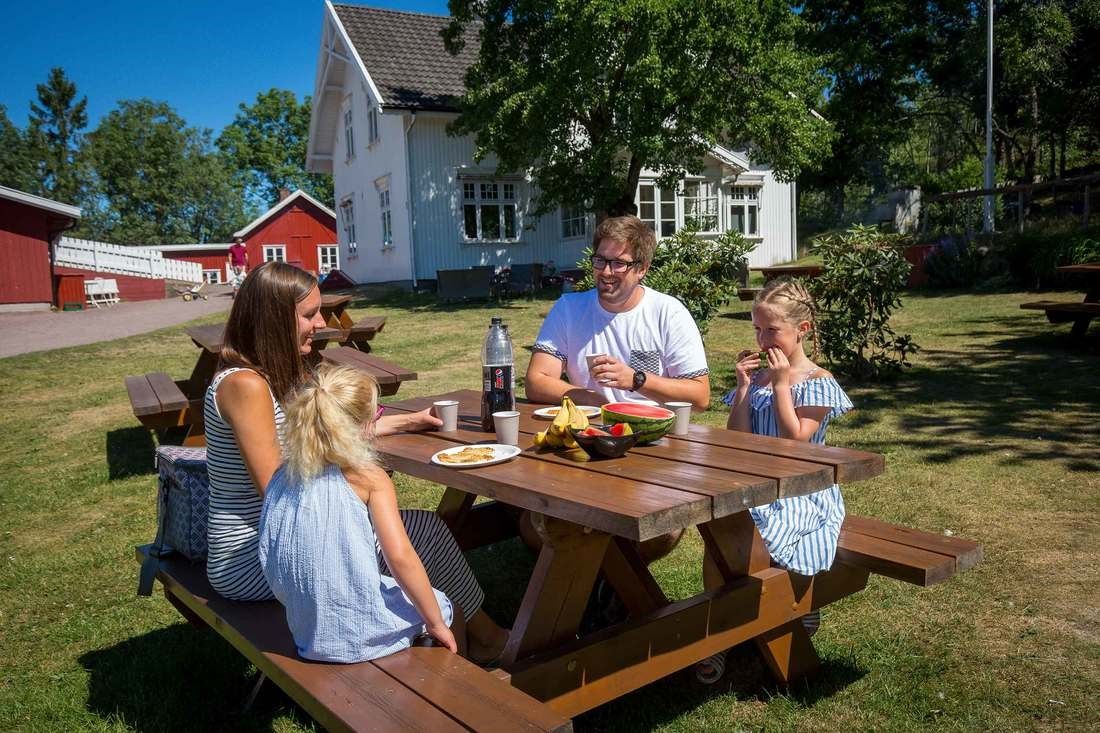 Family eating outside at Buggegården