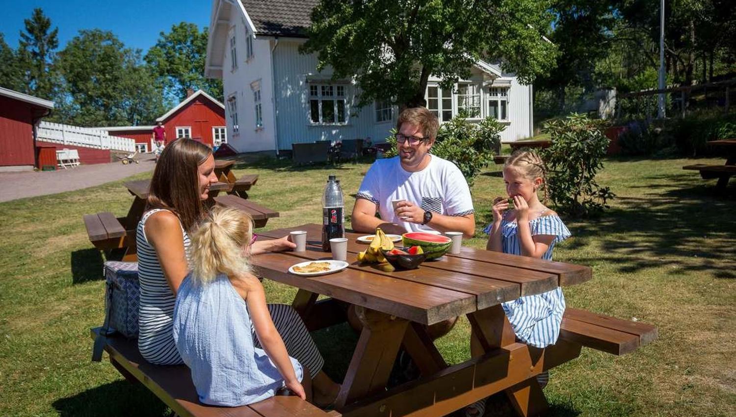 Family eating outside at Buggegården